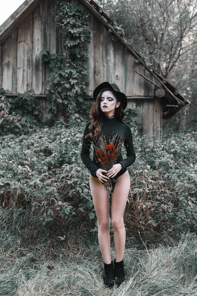 Retrato de uma menina bonita no Halloween compõem — Fotografia de Stock