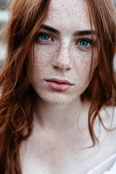 Schöne rothaarige Mädchen mit blauen Augen — Stockfoto