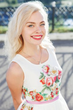 Yaz aylarında elbiseli güzel sarışın kız