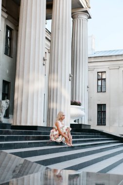 Yaz aylarında elbiseli güzel sarışın kız