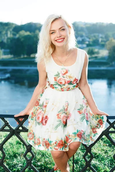 Belle fille blonde en robe en été près de la rivière — Photo