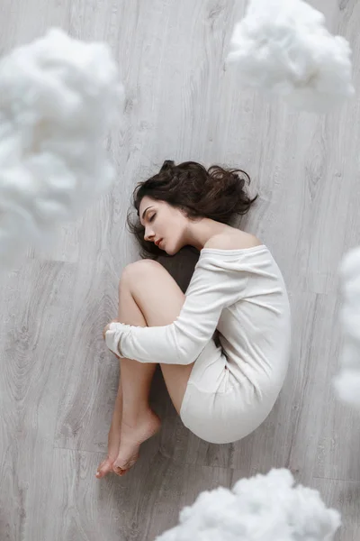 Imagem de uma menina deitada no chão nas nuvens — Fotografia de Stock