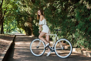 Bir bisiklet yaz Park ile güzel kız