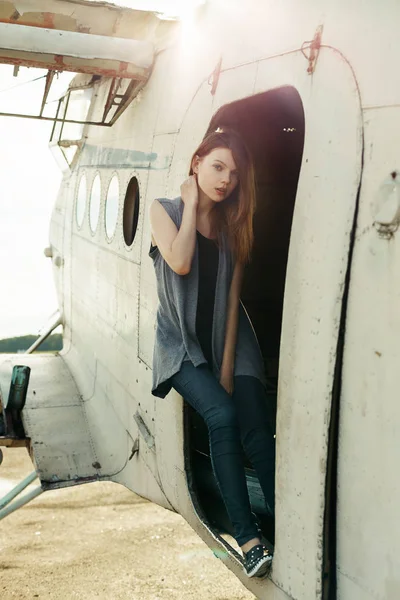 Schöne einsame Mädchen in der Nähe des Flugzeugs — Stockfoto