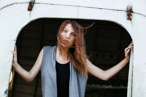 Hermosa chica solitaria cerca del avión — Foto de Stock