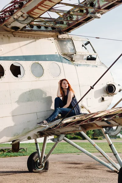 Beautiful lonely girl near the airplane — Stock Photo, Image