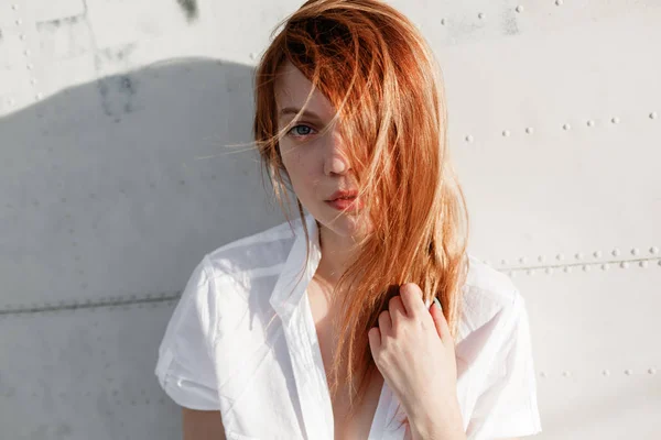 赤い髪の少女のクローズ アップの肖像画 — ストック写真