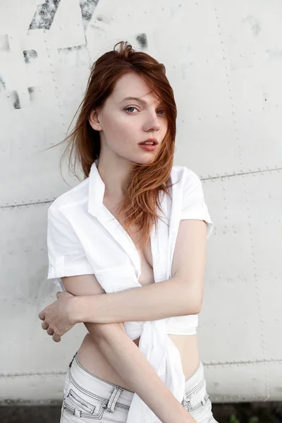 Közelkép a vörös hajú lány portréja — Stock Fotó