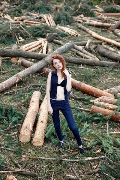 Krásná rusovlasá dívka v borovém lese — Stock fotografie
