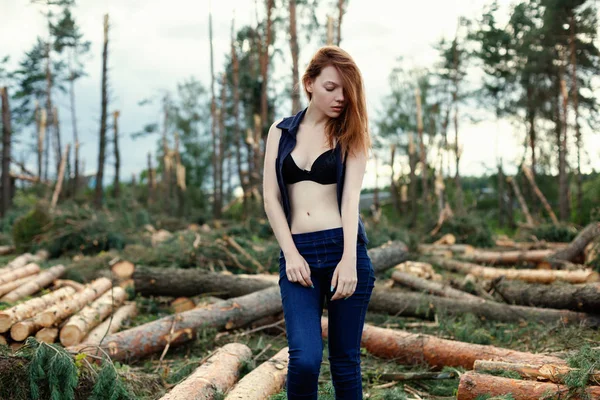 Piękna Rudowłosa dziewczyna w lesie sosnowym — Zdjęcie stockowe