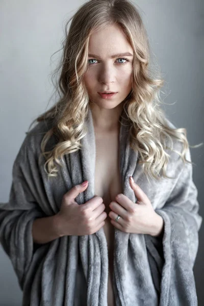 Retrato de jovem mulher sexy posando perto da parede cinza — Fotografia de Stock
