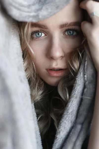 Retrato de mujer sexy joven posando cerca de la pared gris —  Fotos de Stock