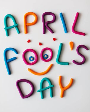 Hamuru renkli harfler arka plan üzerinde Nisan Fools Day ifade yapılmış