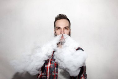 Sakal vaping kapalı duvar tarafından erkeklerle