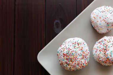 Paskalya kek beyaz buzlanma ve renkli toplar