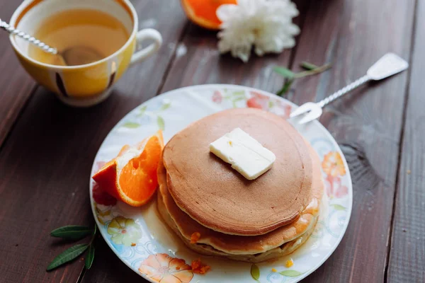 Çiçekli yeşil çay ile Pancakes — Stok fotoğraf