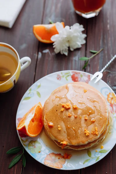 Pancake dengan teh hijau dengan bunga — Stok Foto