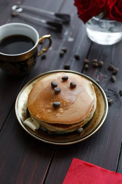 Sarapan kopi dan pancake di atas meja dengan mawar — Stok Foto