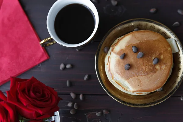 Sarapan kopi dan pancake di atas meja dengan mawar — Stok Foto