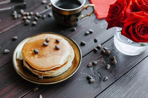 Café da manhã e panquecas na mesa com rosas — Fotografia de Stock