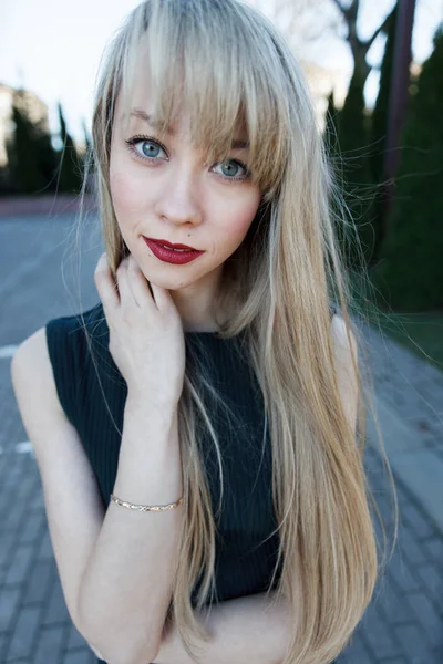 Portrait d'une belle fille avec un rouge à lèvres lumineux — Photo