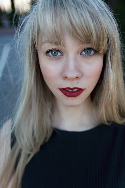 Portrait d'une belle fille avec un rouge à lèvres lumineux — Photo