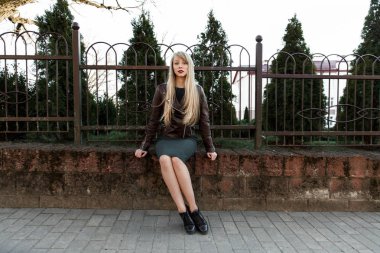 Güzel kız bir çit bir Parkı