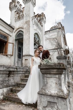 Gelin ve damat yakınındaki Antik Bina