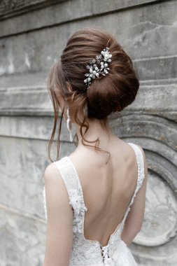 Gelin buketi ile şık bir elbise