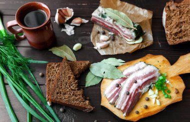 Ekmek ve baharat karanlık bir tablo ile fırında jambon