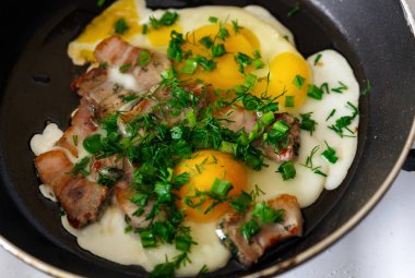 Omlet pastırma ve hazırlık sırasında soğan ile