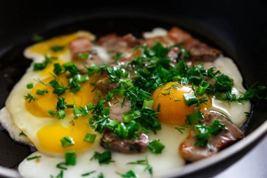 Omlet pastırma ve hazırlık sırasında soğan ile