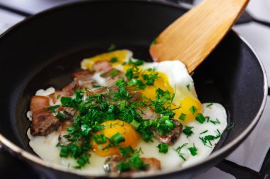 Omlet pastırma ve hazırlık sırasında soğan ile
