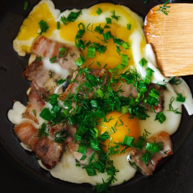 Omlet pastırma ve hazırlık sırasında soğan ile