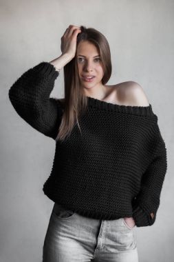 Gri gözleri siyah ceketli sevimli kız