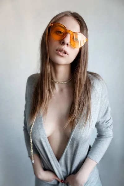 Sexy dívka v oranžové brýle — Stock fotografie