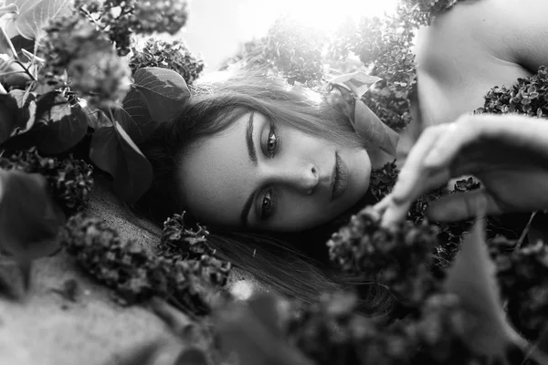 Naken tjej i lila blommor — Stockfoto