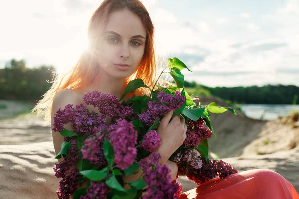 Naakt meisje in paarse bloemen — Stockfoto