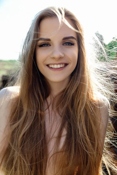 Menina nua com retrato de cabelo longo — Fotografia de Stock