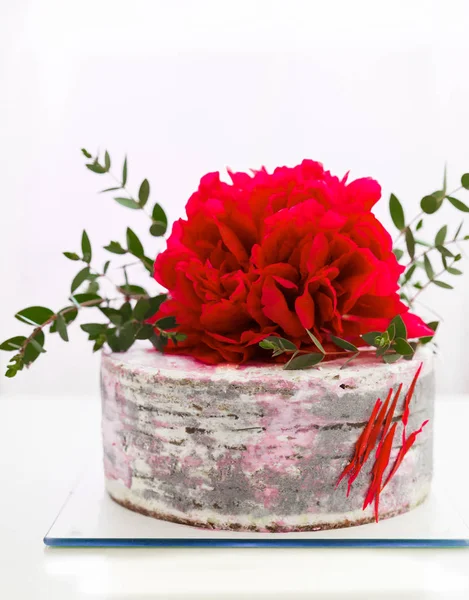 Pastel con una gran decoración de flores —  Fotos de Stock