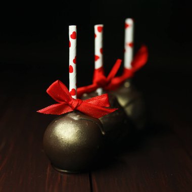 Çikolatalı kek Noel koyu arka plan çıkar