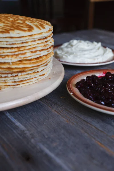 Panquecas com creme azedo e geléia — Fotografia de Stock