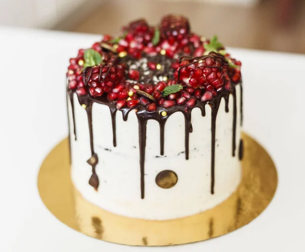 Cake met kaas-room en rood granaatappel — Stockfoto