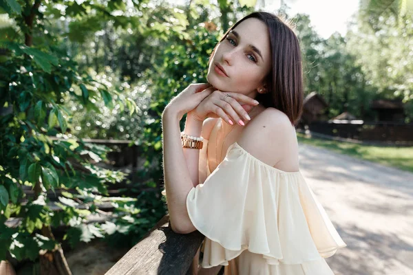 Porträt eines Mädchens im Wald im Sommer brünett — Stockfoto