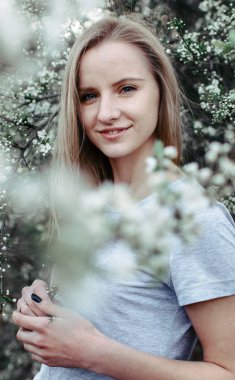 Bahar kız parkta elinde çiçeklerle