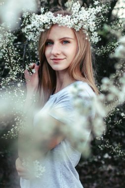 Bahar kız parkta elinde çiçeklerle