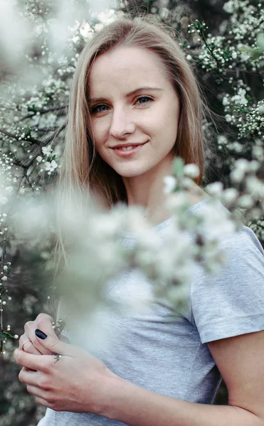 Bahar kız parkta elinde çiçeklerle