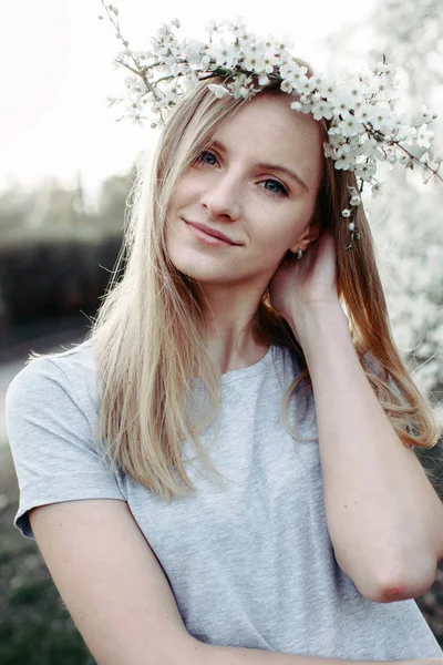 Bahar kız parkta elinde çiçeklerle