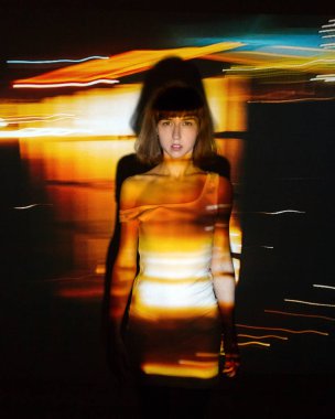 Güzel bir kızın projektör ışığında soyut portre