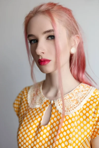 一个穿着旧连衣裙的粉红色头发的女孩的肖像 — 图库照片